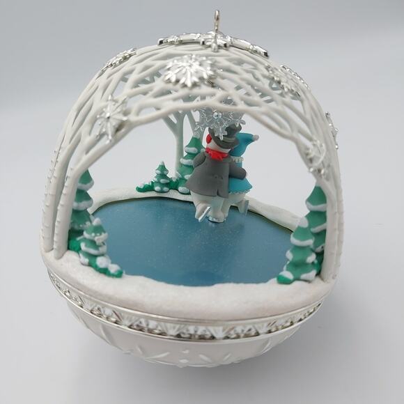 Hallmark Winter Wonderland Keepsake Ornament Club QxC5306‎ Snowmen Ice Skating - Picture 2 of 4